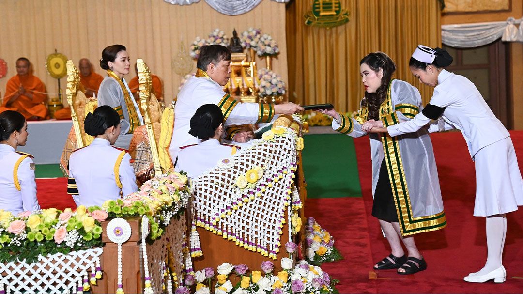 ในหลวง-พระราชินี-พระราชทานปริญญาบัตรแก่ผู้สำเร็จการศึกษาจาก-มสธ.-ประจำปีการศึกษา-2566