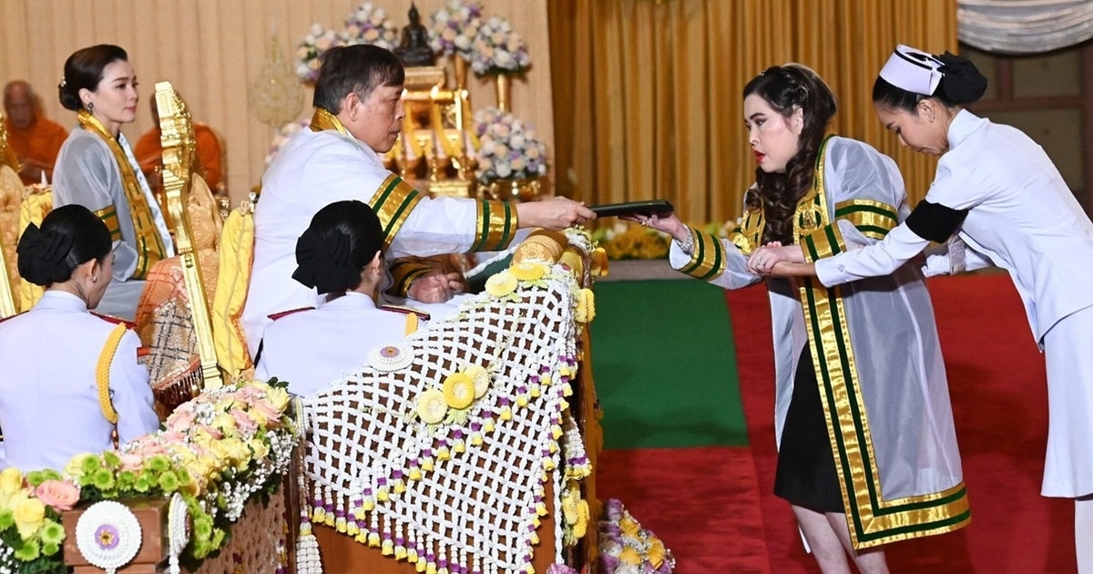 พระบาทสมเด็จพระเจ้าอยู่หัว-พระราชทานปริญญาบัตรกรมพระศรีสวางควัฒน