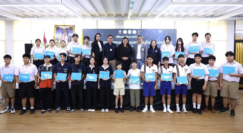 วช.-และสมาคมกีฬาเครื่องบินจำลองและวิทยุบังคับ-มอบประกาศนียบัตรแก่เยาวชนที่ผ่านการอบรมการออกแบบแผนโดรนแปรอักษร