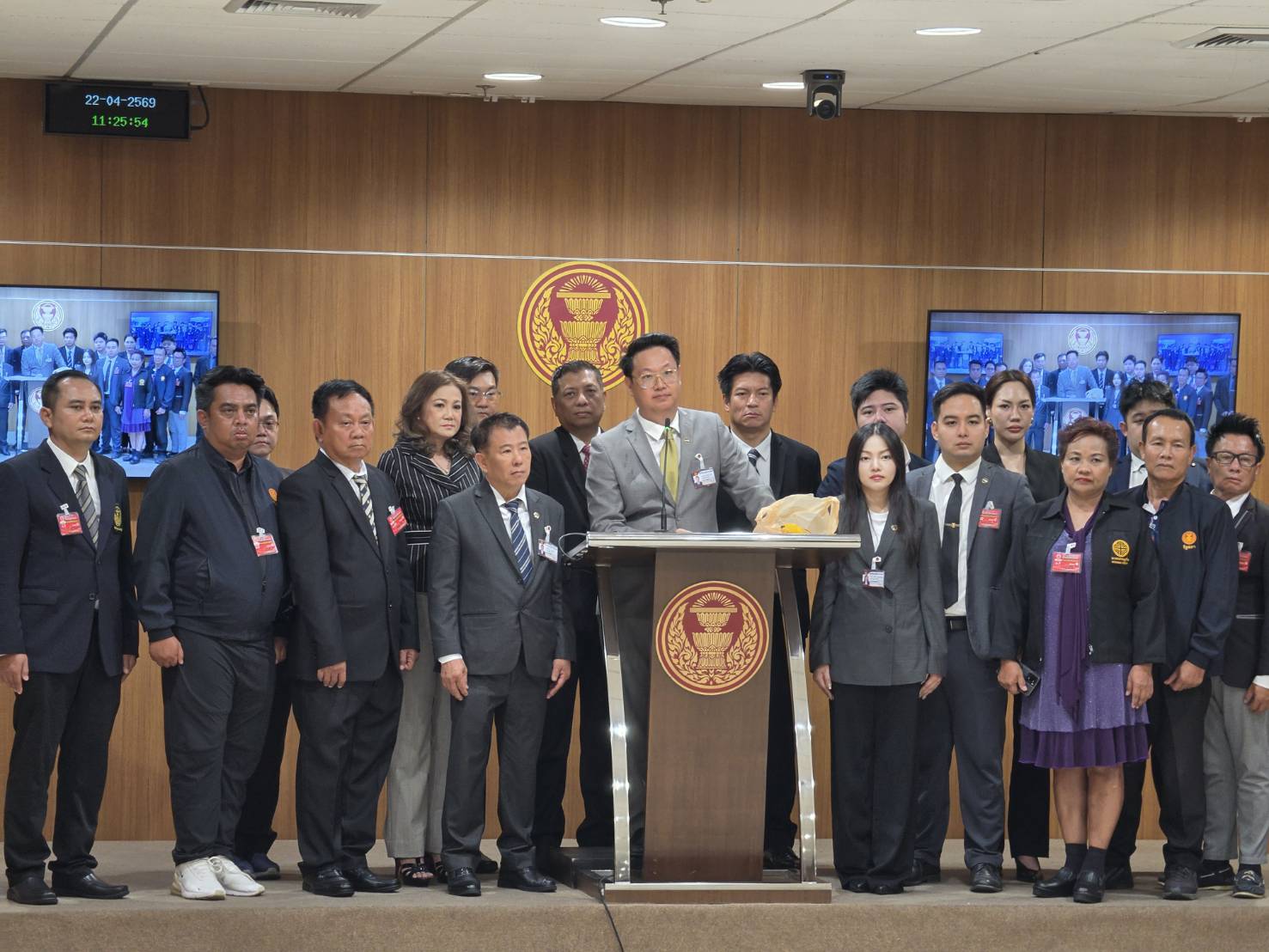 ‘คริส’-ขนพรรคเศรษฐกิจค้านขึ้นแวต-10%