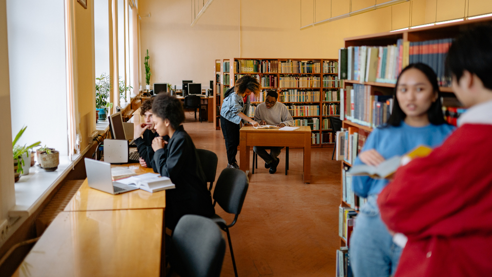 สถาบันศิโรจน์ผลพันธินกับการศึกษาไทย