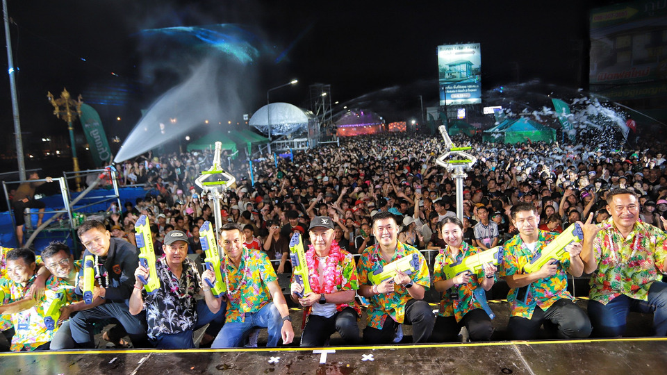 “วันไหลธัญบุรี”-เปิดฉากอย่างยิ่งใหญ่!-นักท่องเที่ยวนับหมื่นแห่เล่นน้ำแน่นริมเขื่อน