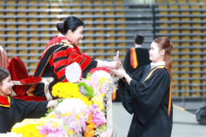 “ศ.ดร.บังอร” อธิการบดี มกธ. มอบประกาศนียบัตรแก่ผู้สำเร็จการศึกษา ปวช.-ปวส.จากสถาบันการศึกษาในเครือ ปีการศึกษา 2568